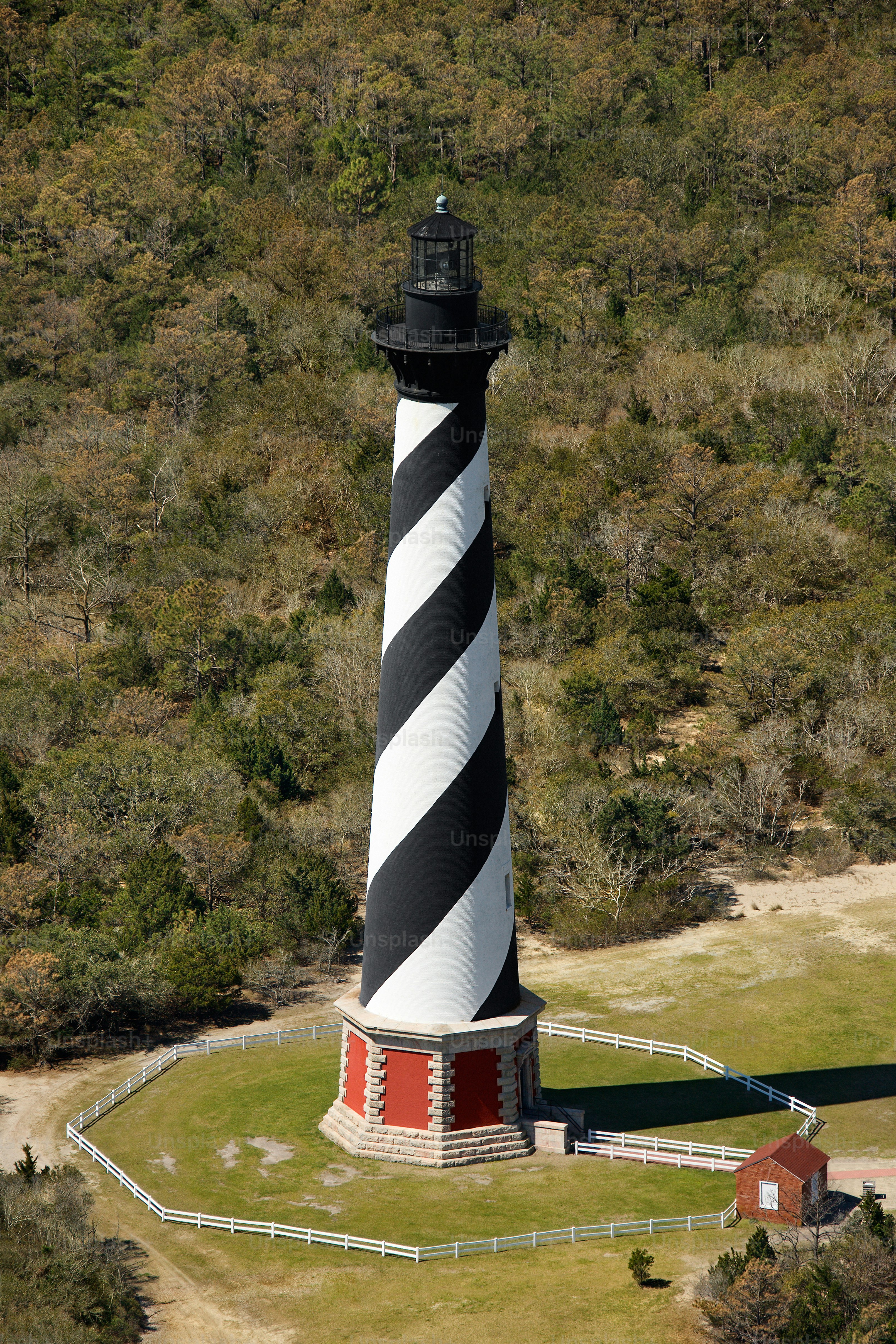 野原の真ん中にある灯台の空中写真