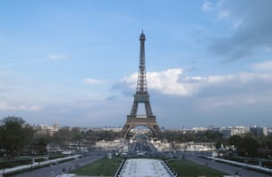 Der Eiffelturm, der die Stadt Paris überragt