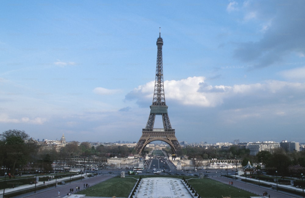 パリの街にそびえるエッフェル塔