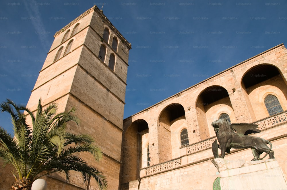 a statue of a lion in front of a building