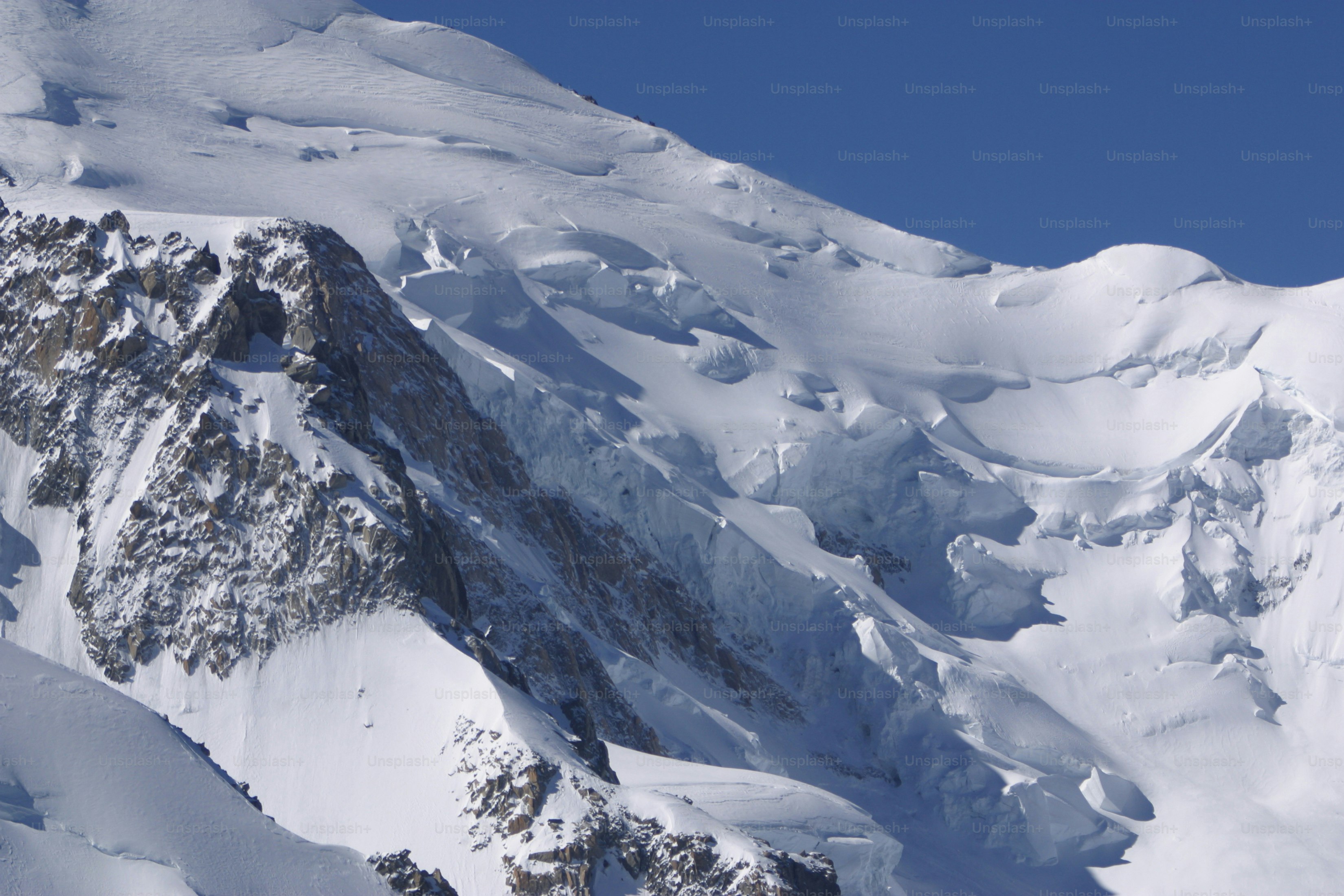 Una montagna coperta di neve con uno sfondo del cielo