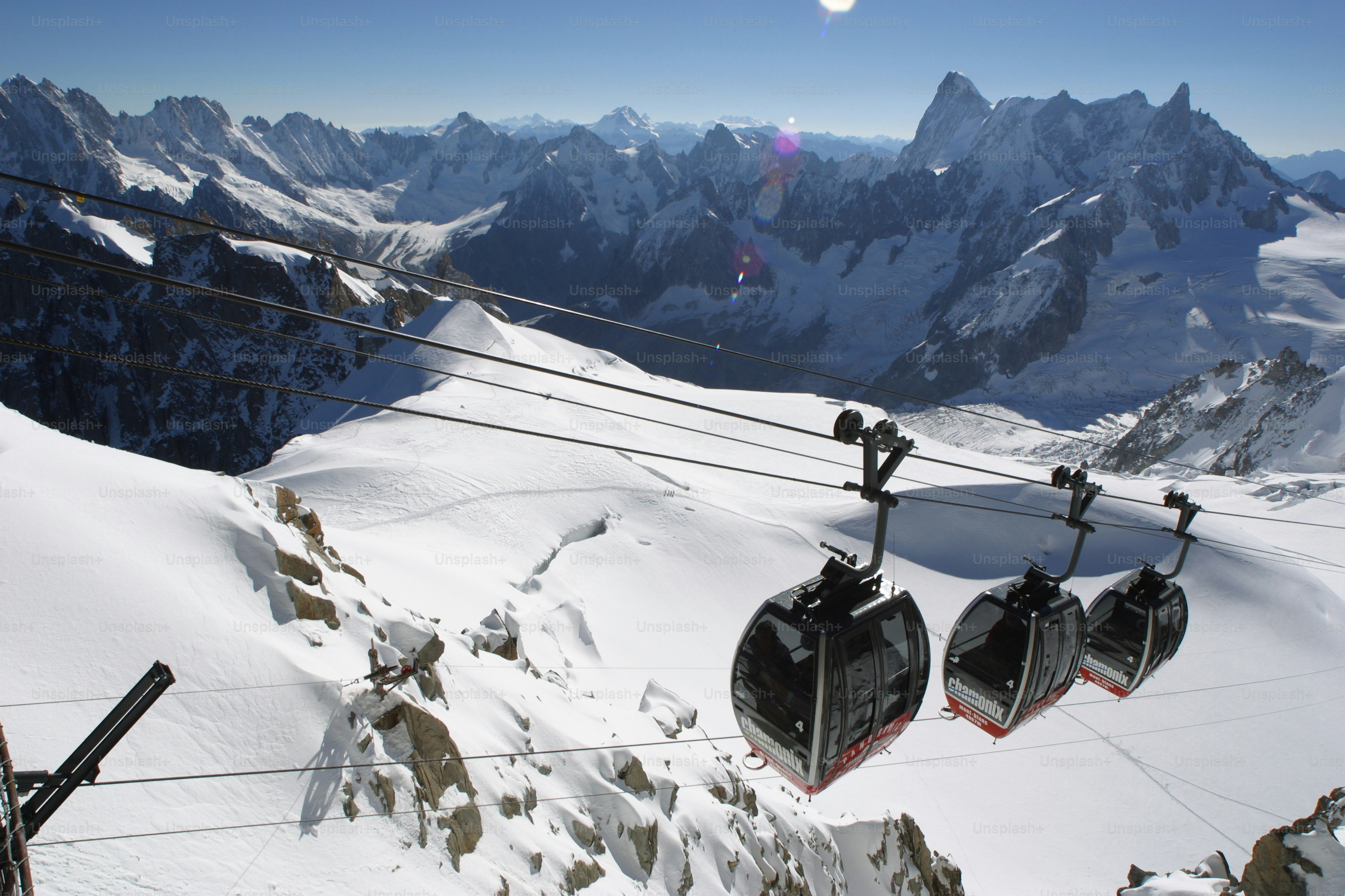 un remonte subiendo una montaña nevada