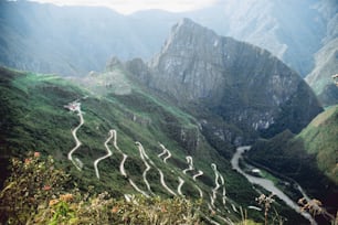 Una vista di una strada tortuosa in montagna