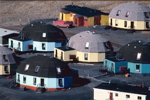 Un grupo de pequeñas casas sentadas una al lado de la otra