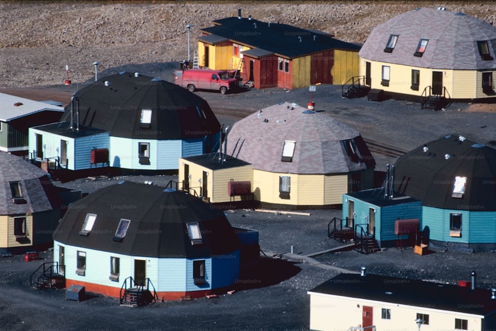 um grupo de pequenas casas sentadas uma ao lado da outra