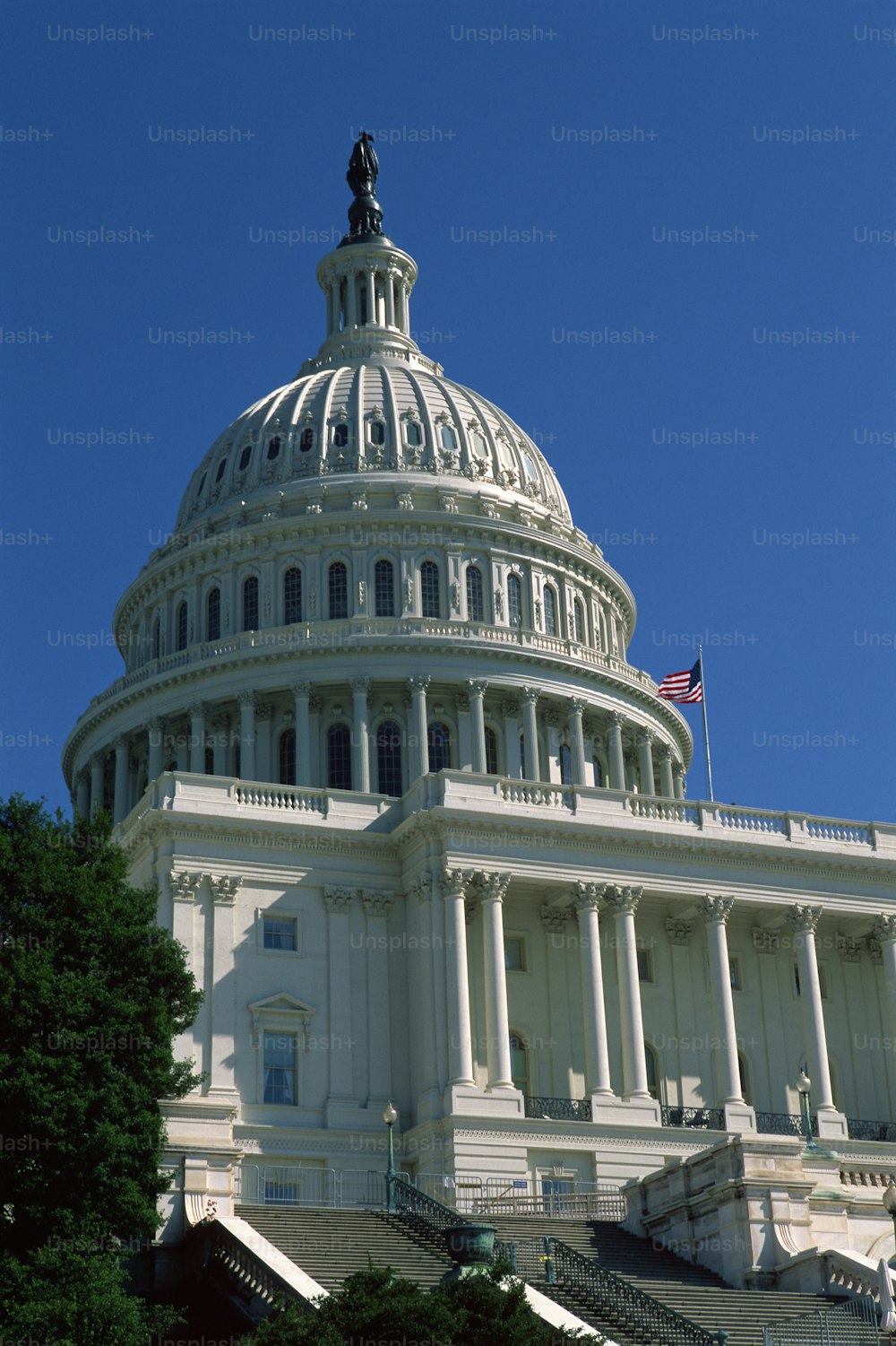 a view of the dome of the u s capitol building