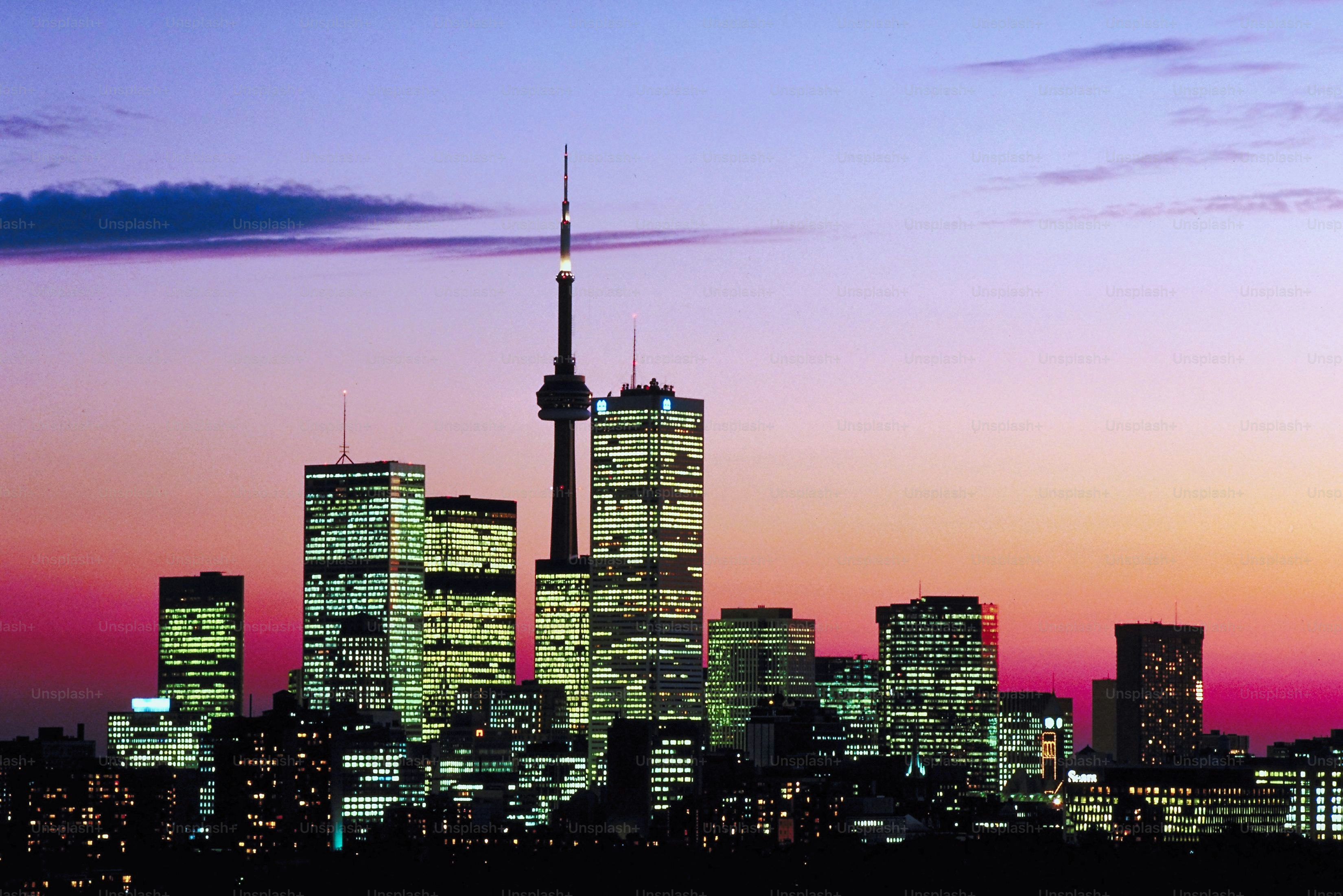 uma vista do horizonte de uma cidade ao pôr do sol