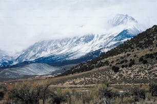 una catena montuosa con neve sulla cima di essa