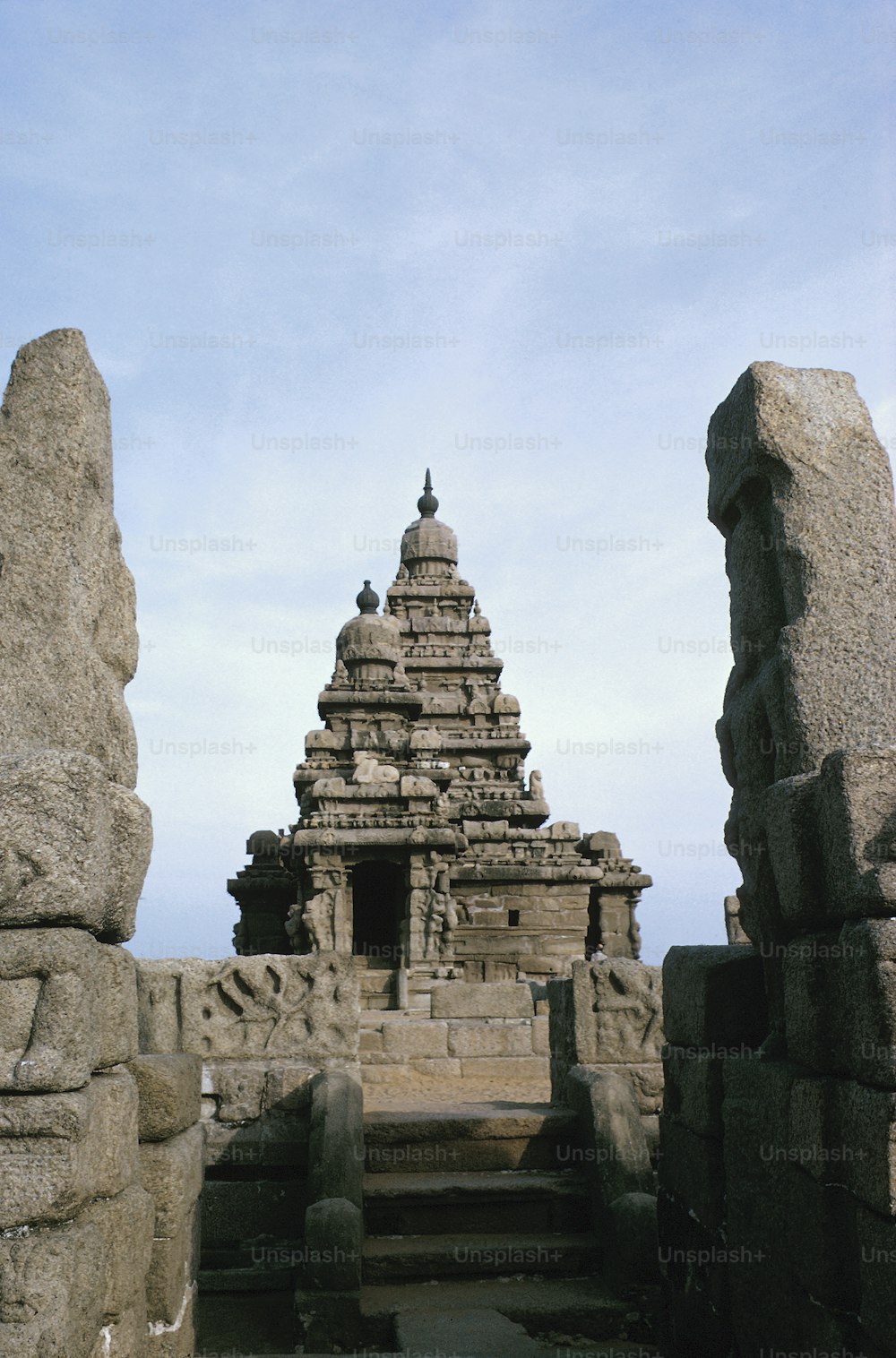 eine große Steinstruktur mit einem Turm in der Mitte