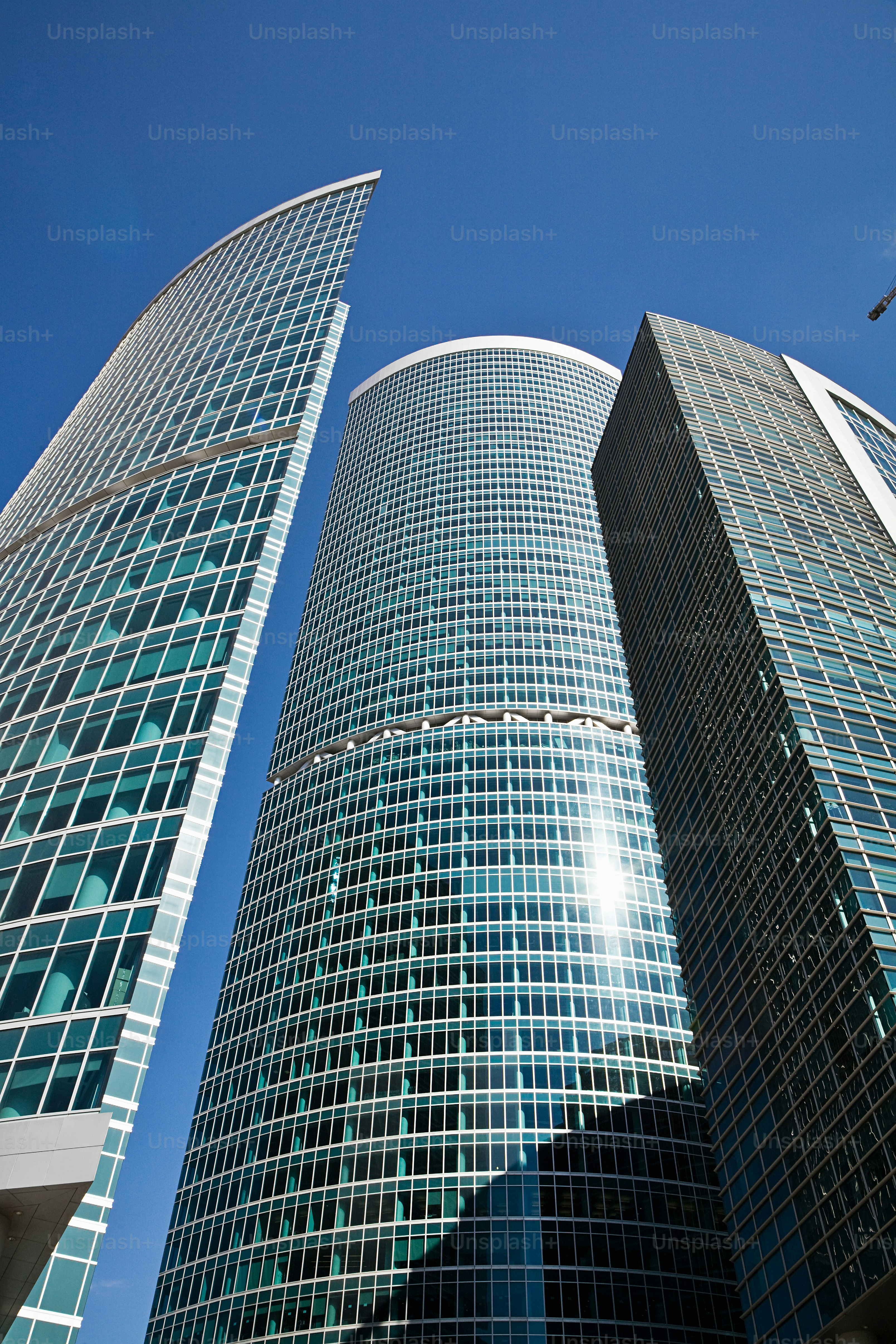 두 개의 고층 건물이 나란히 앉아 있습니다