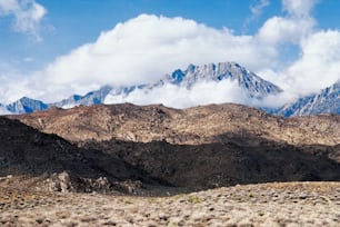 Una vista de una cadena montañosa con nubes en el fondo
