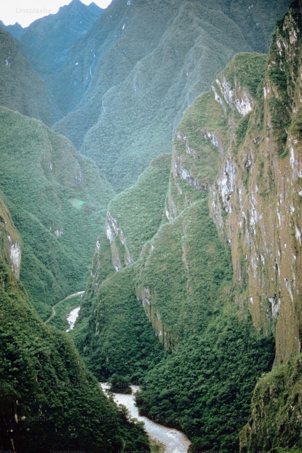 une rivière qui traverse une vallée verdoyante