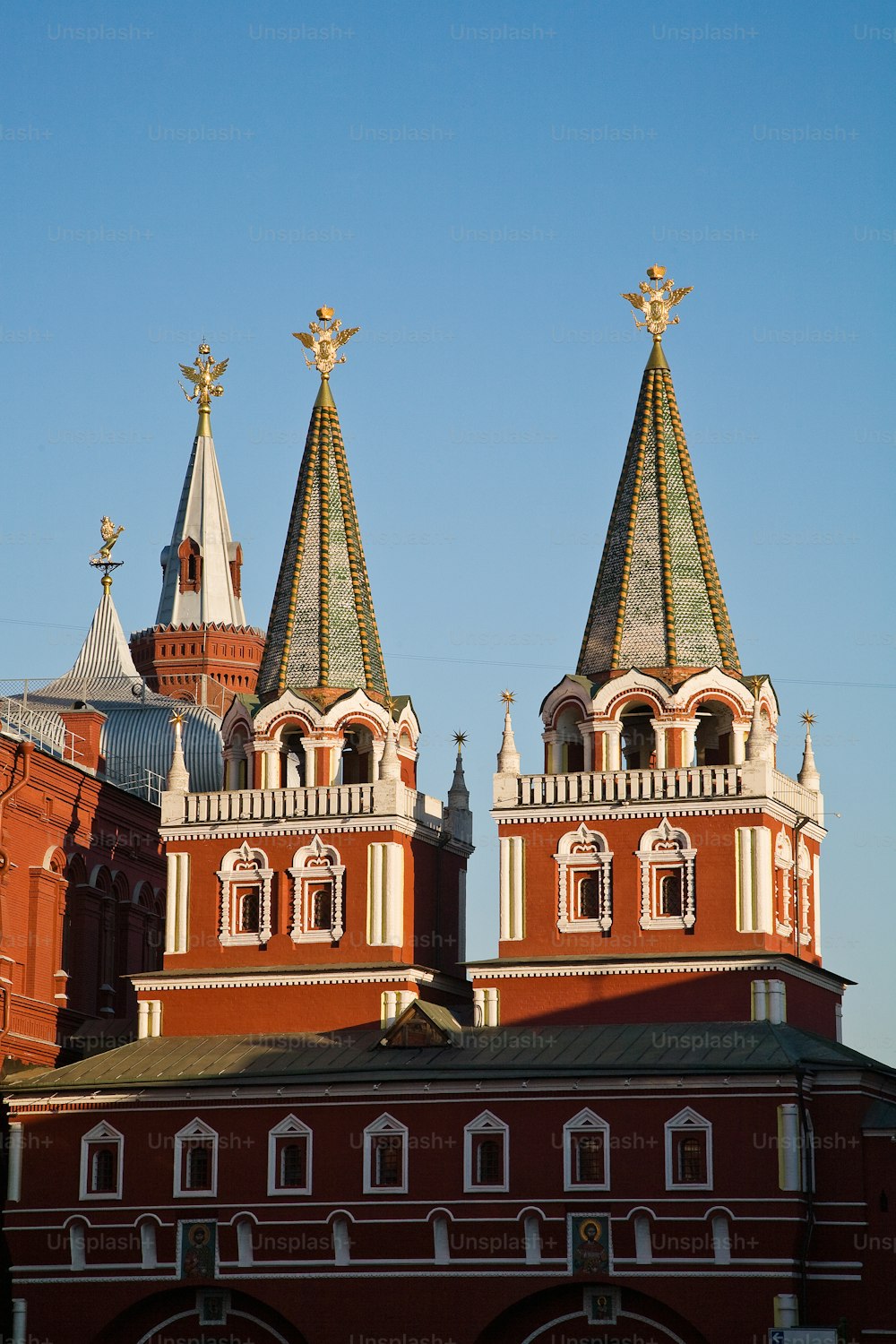 um grande edifício com duas torres e um relógio