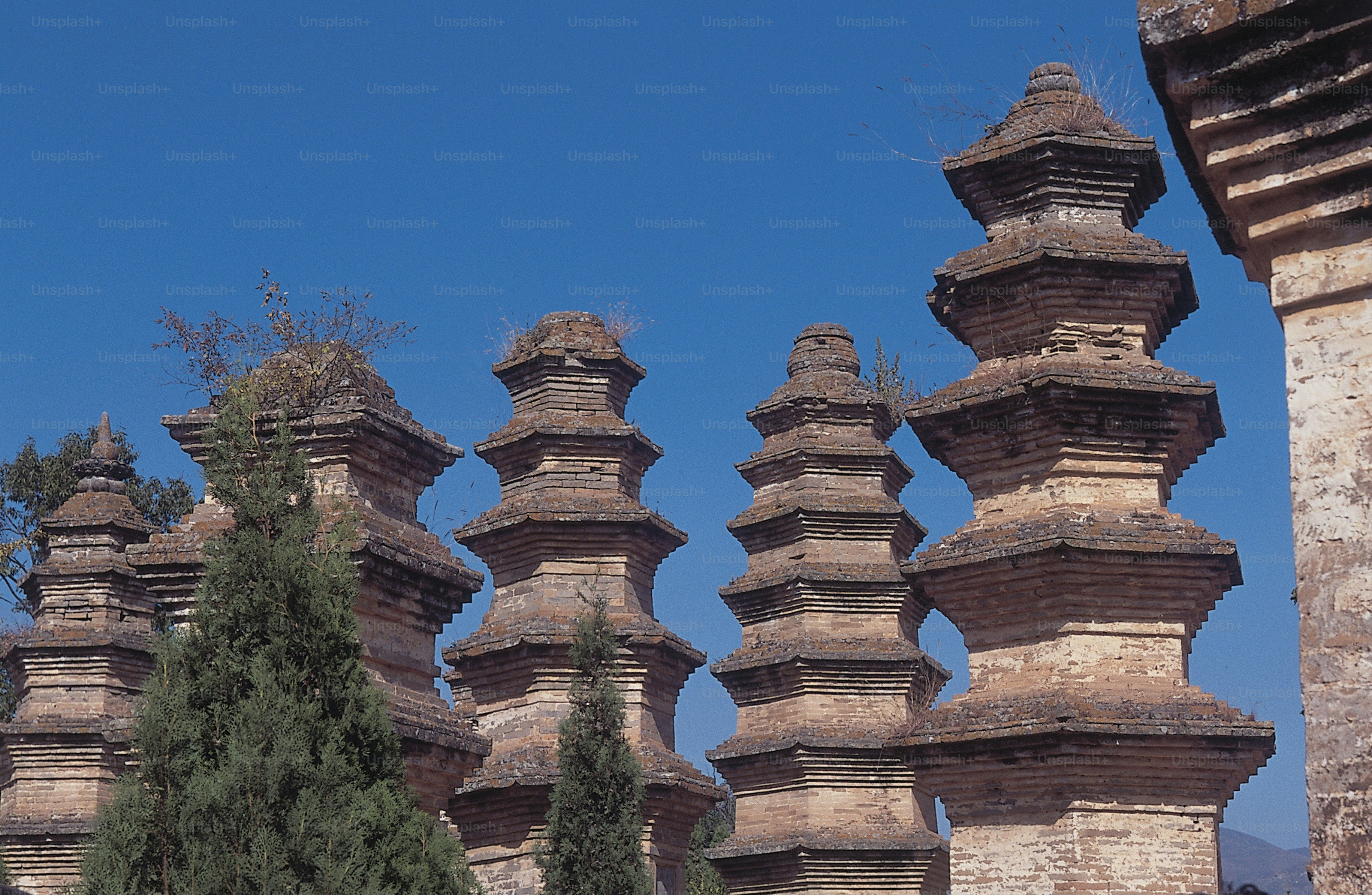 eine Gruppe von Steintürmen, die nebeneinander sitzen