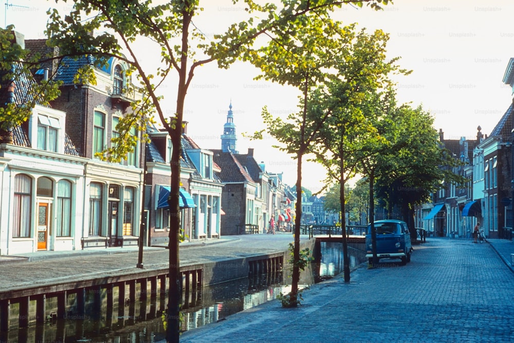 Ein blauer Lastwagen, der am Straßenrand geparkt ist