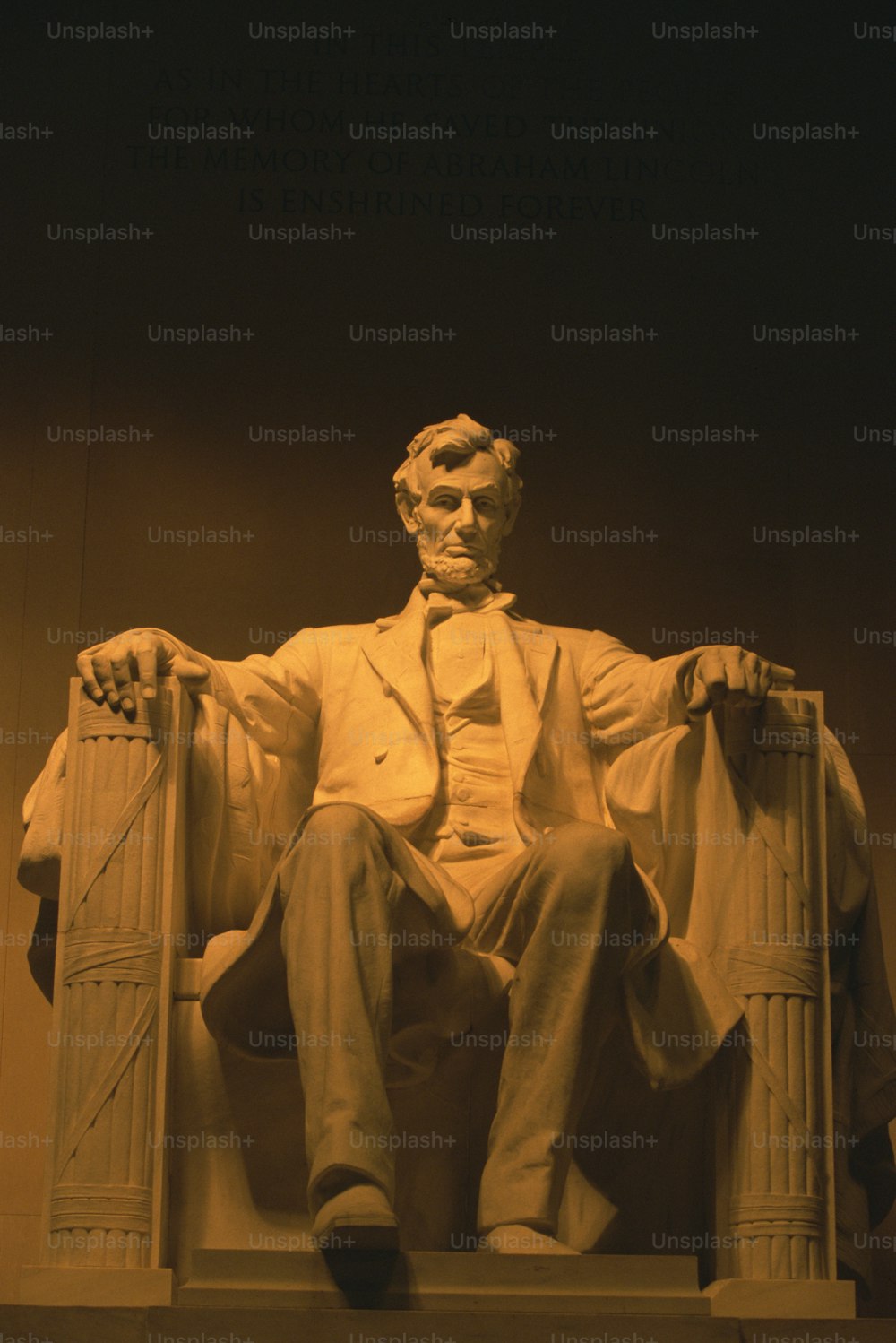 의�자에 앉아 있는 에이브러햄 링컨의 동상