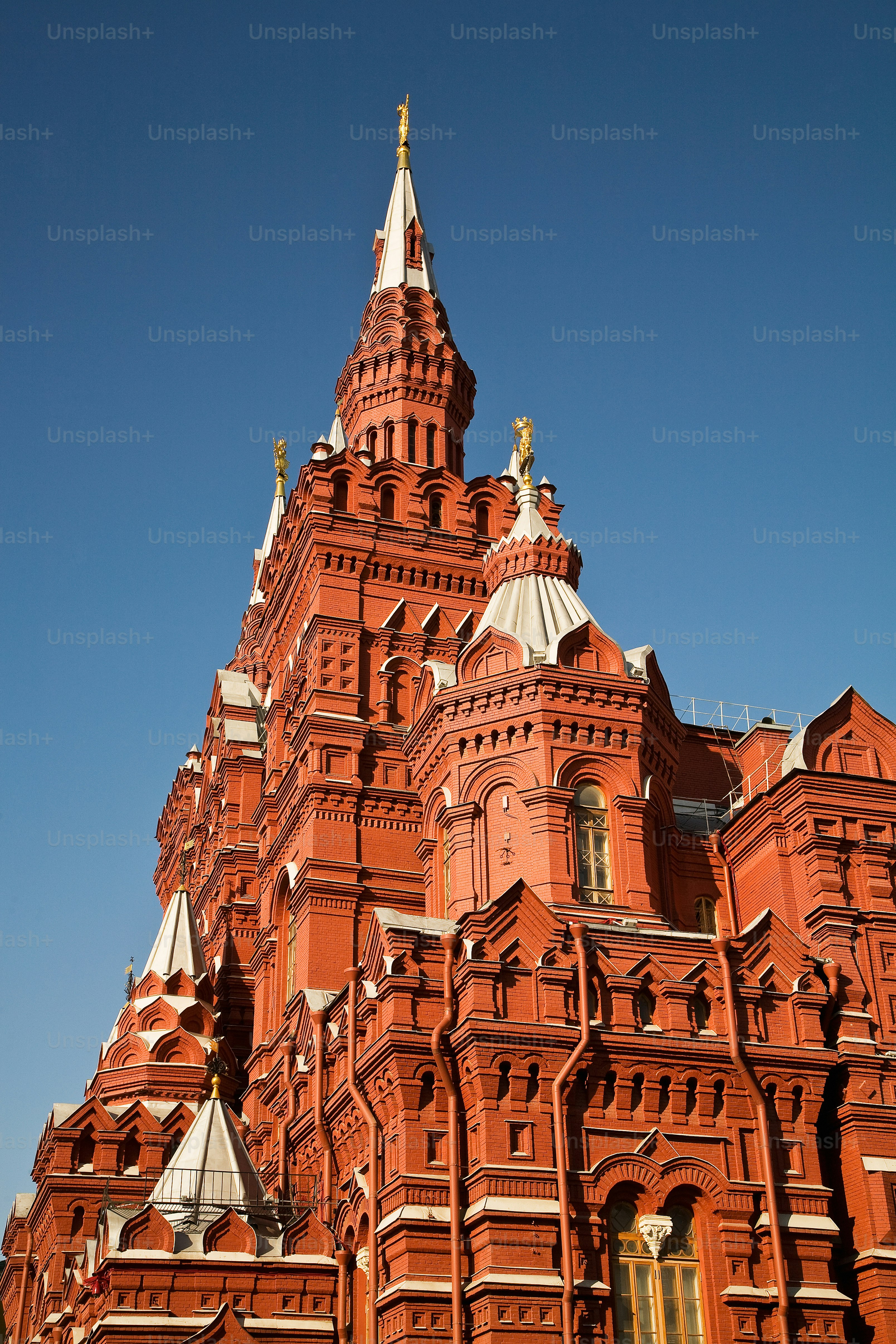 Ein sehr hohes Gebäude mit einer Uhr an der Seite