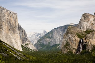 Blick auf eine Bergkette mit Wasserfall