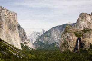 Una vista de una cadena montañosa con una cascada