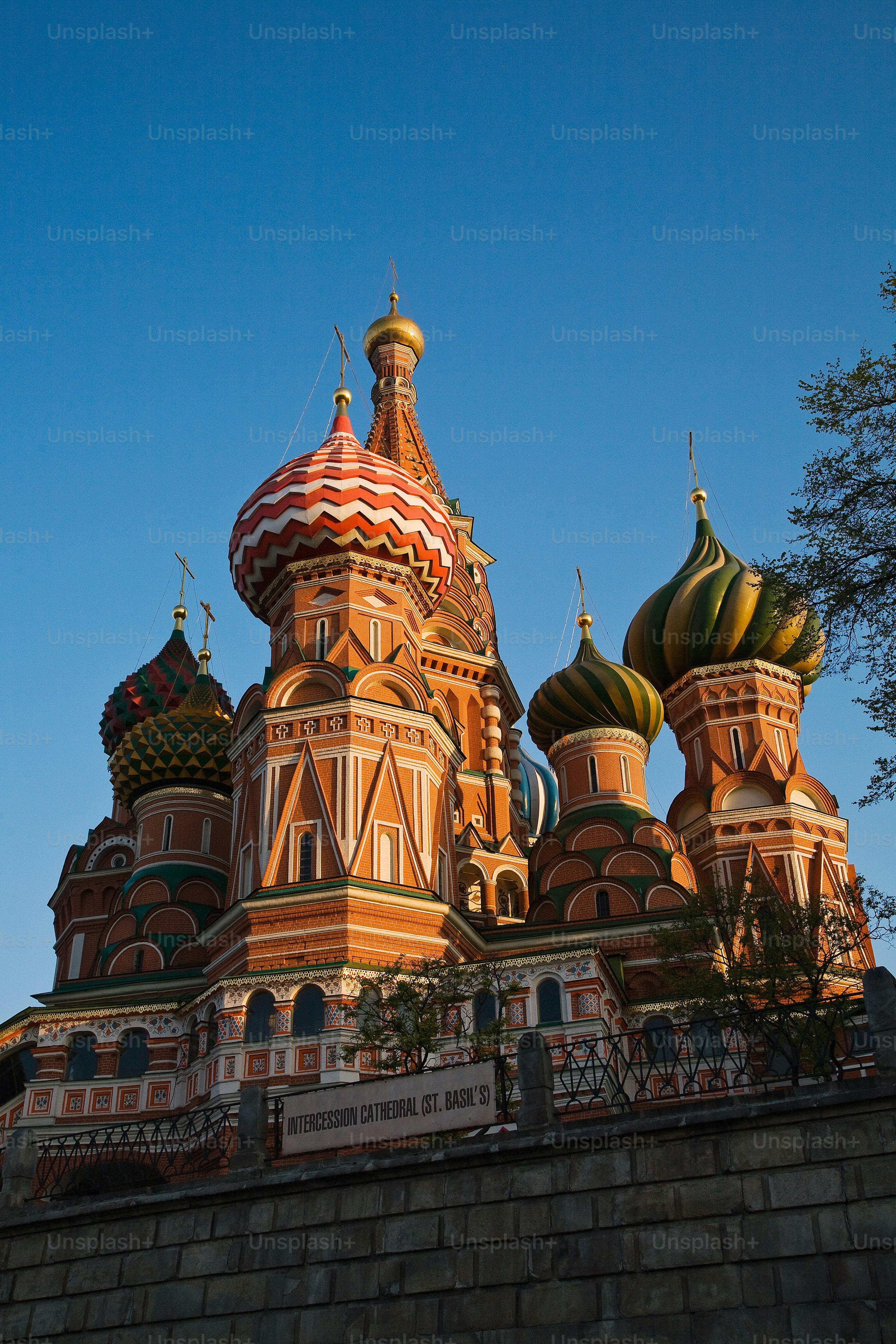 Un gran edificio con cúpulas en la parte superior