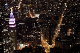 Una vista de una ciudad por la noche desde lo alto de un edificio