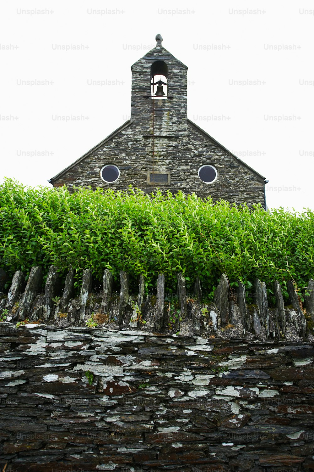 un bâtiment en pierre avec une horloge sur le dessus