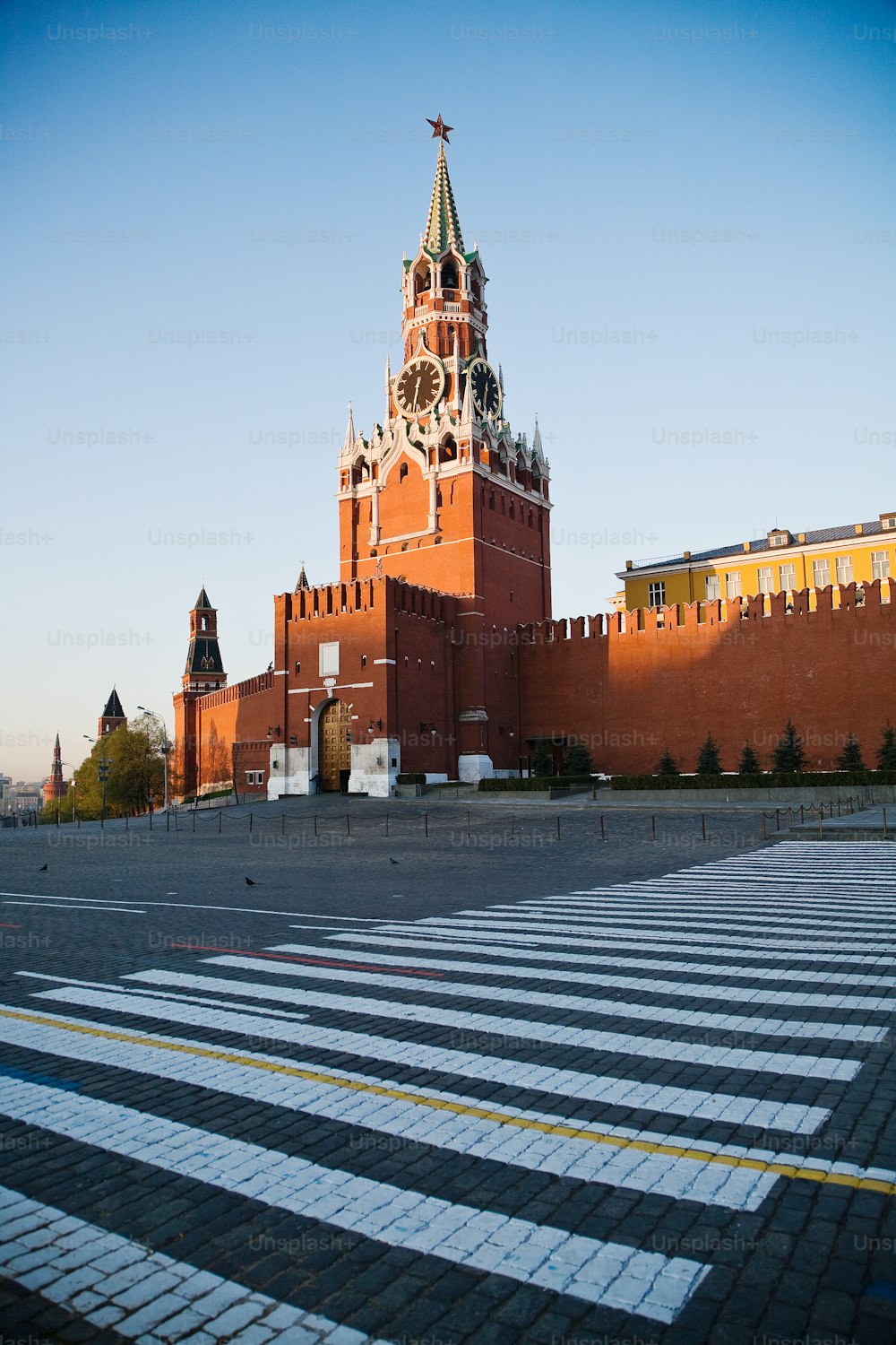 um grande edifício de tijolos com uma torre do relógio