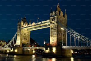 A Tower Bridge é iluminada à noite