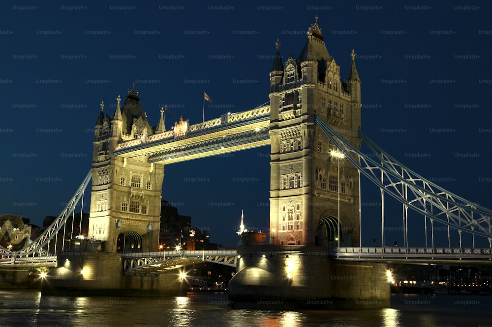 Le Tower Bridge est éclairé la nuit