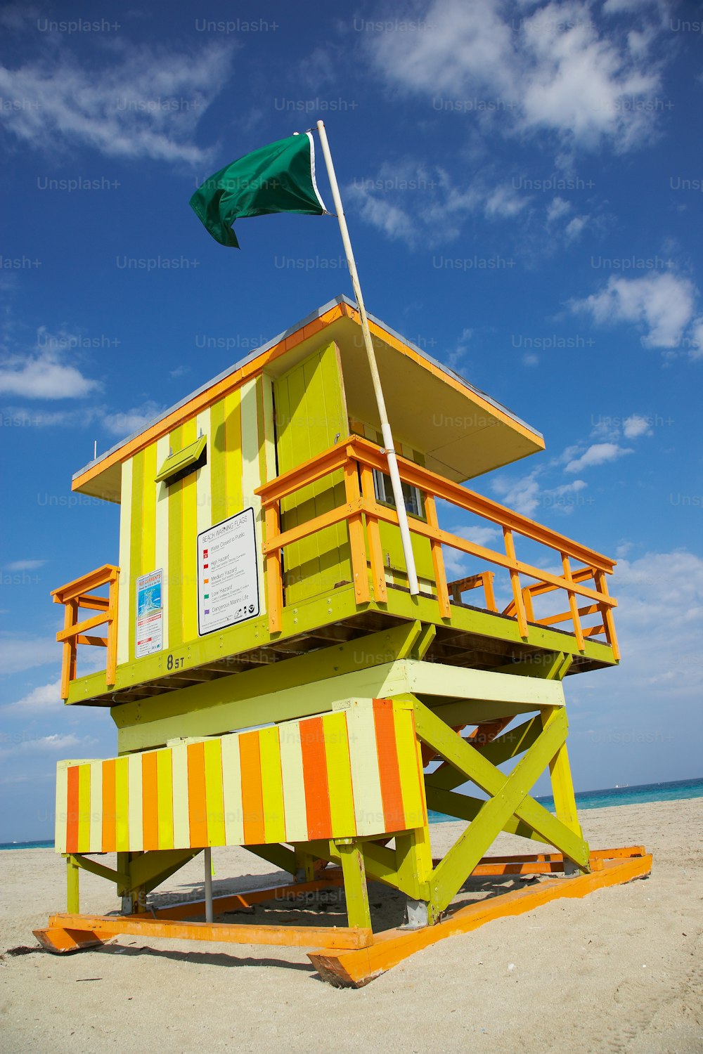 una torre de salvavidas con una bandera en la parte superior