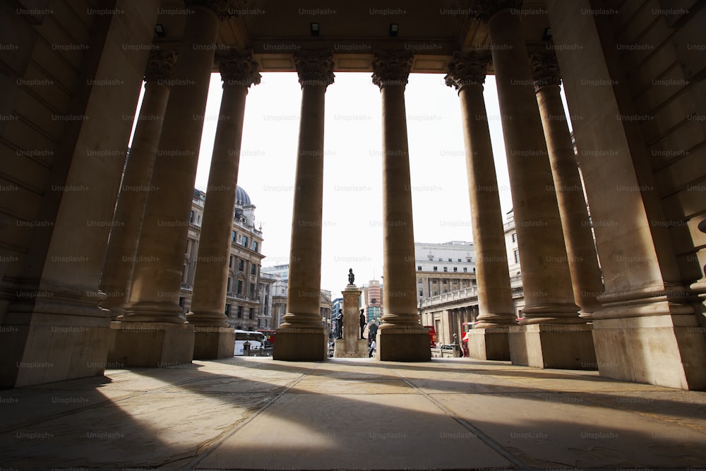 the sun is shining through the pillars of a building