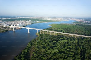 Una vista aérea de un puente sobre un río