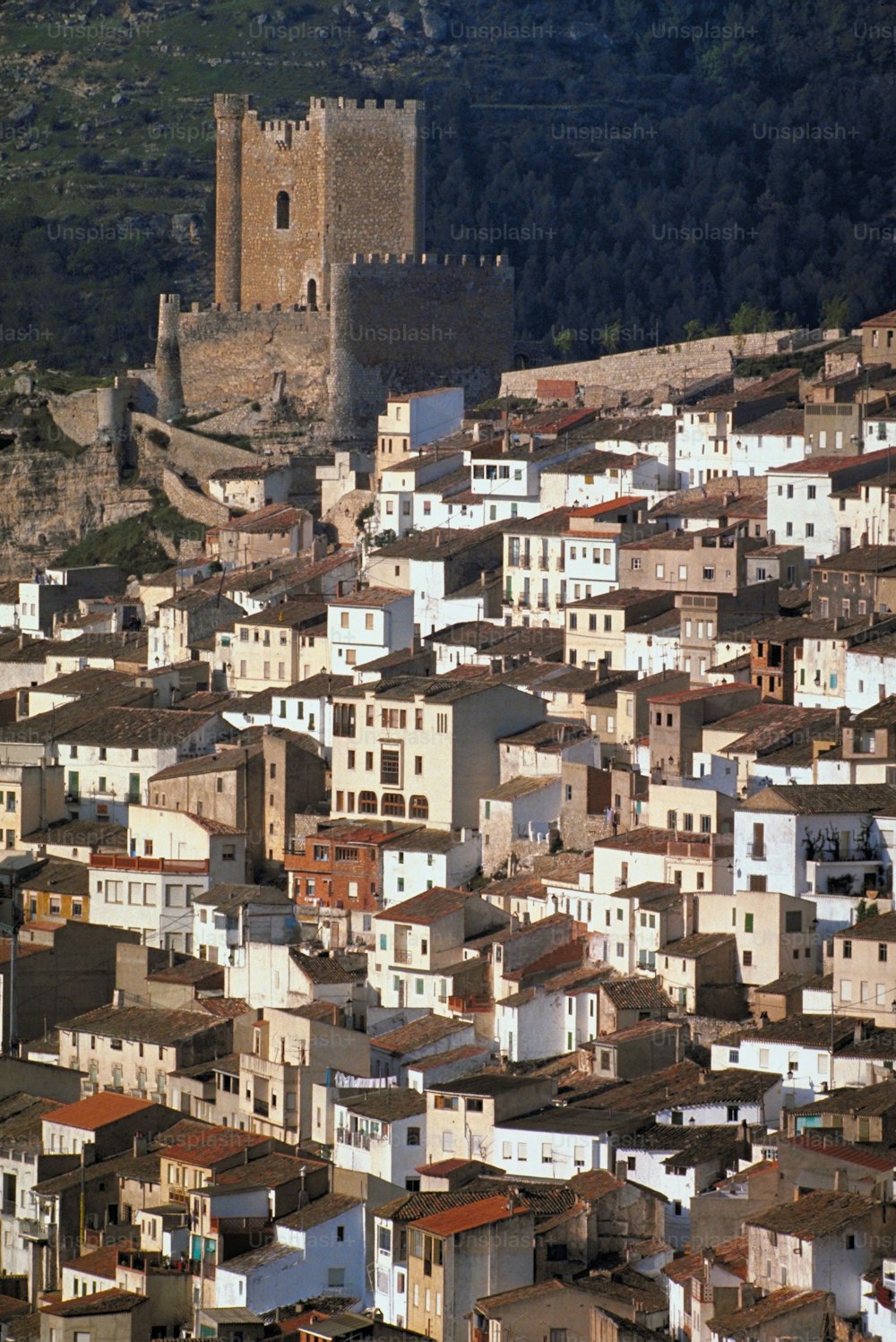 uma vista de uma cidade com muitos edifícios brancos
