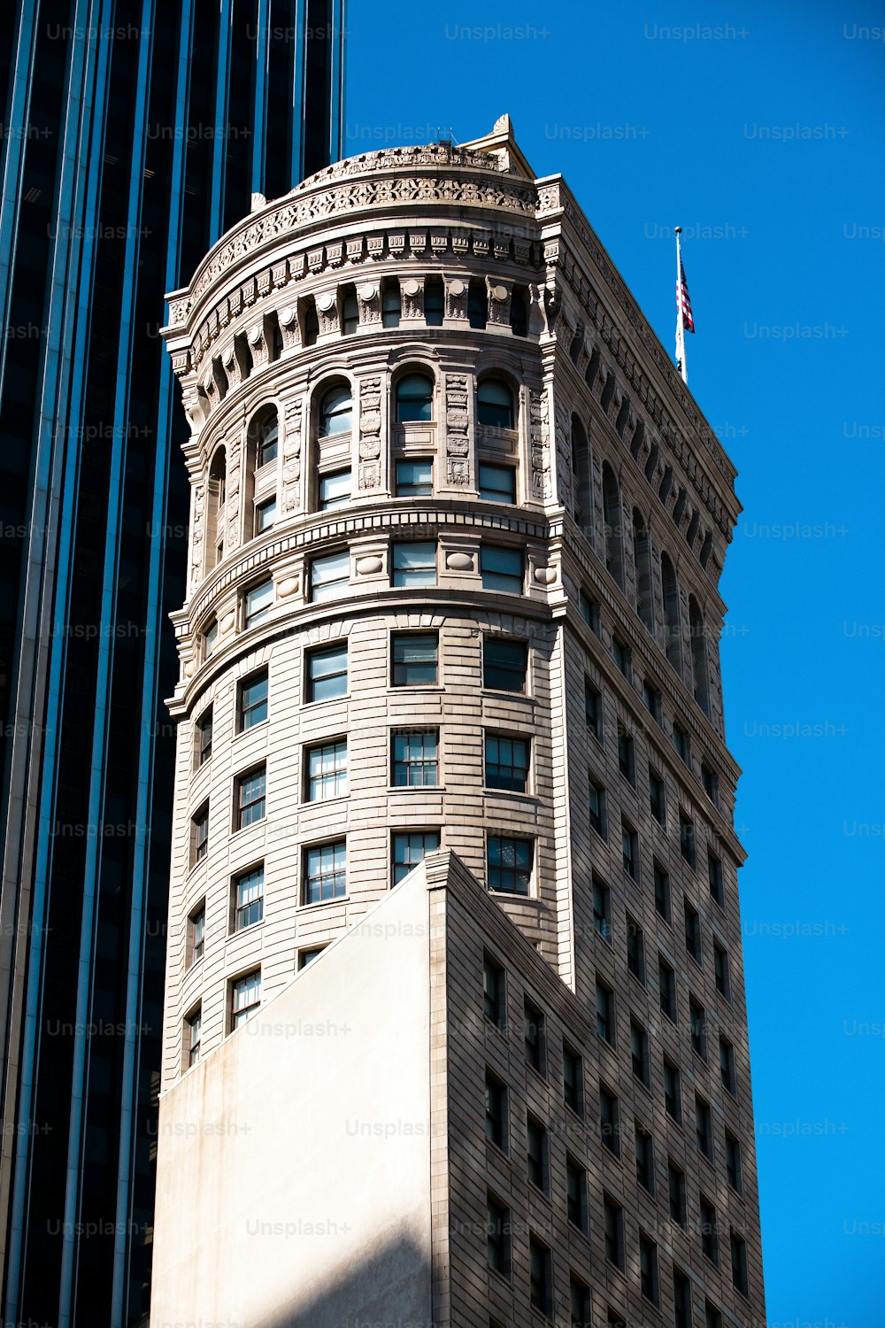 그 위에 깃발이 있는 고층 건물