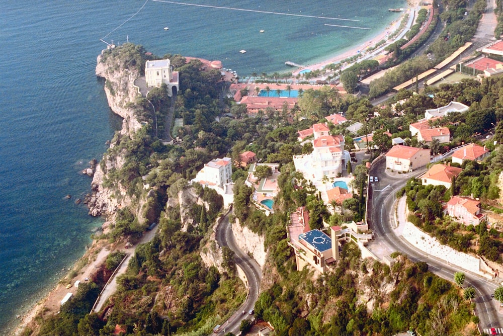 uma vista panorâmica de um resort à beira de um penhasco