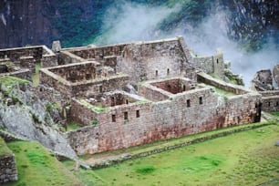 Die Ruinen von Machacachita sind von Nebel umgeben