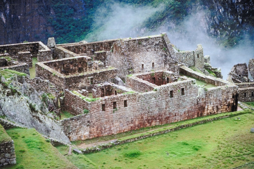 Die Ruinen von Machacachita sind von Nebel umgeben