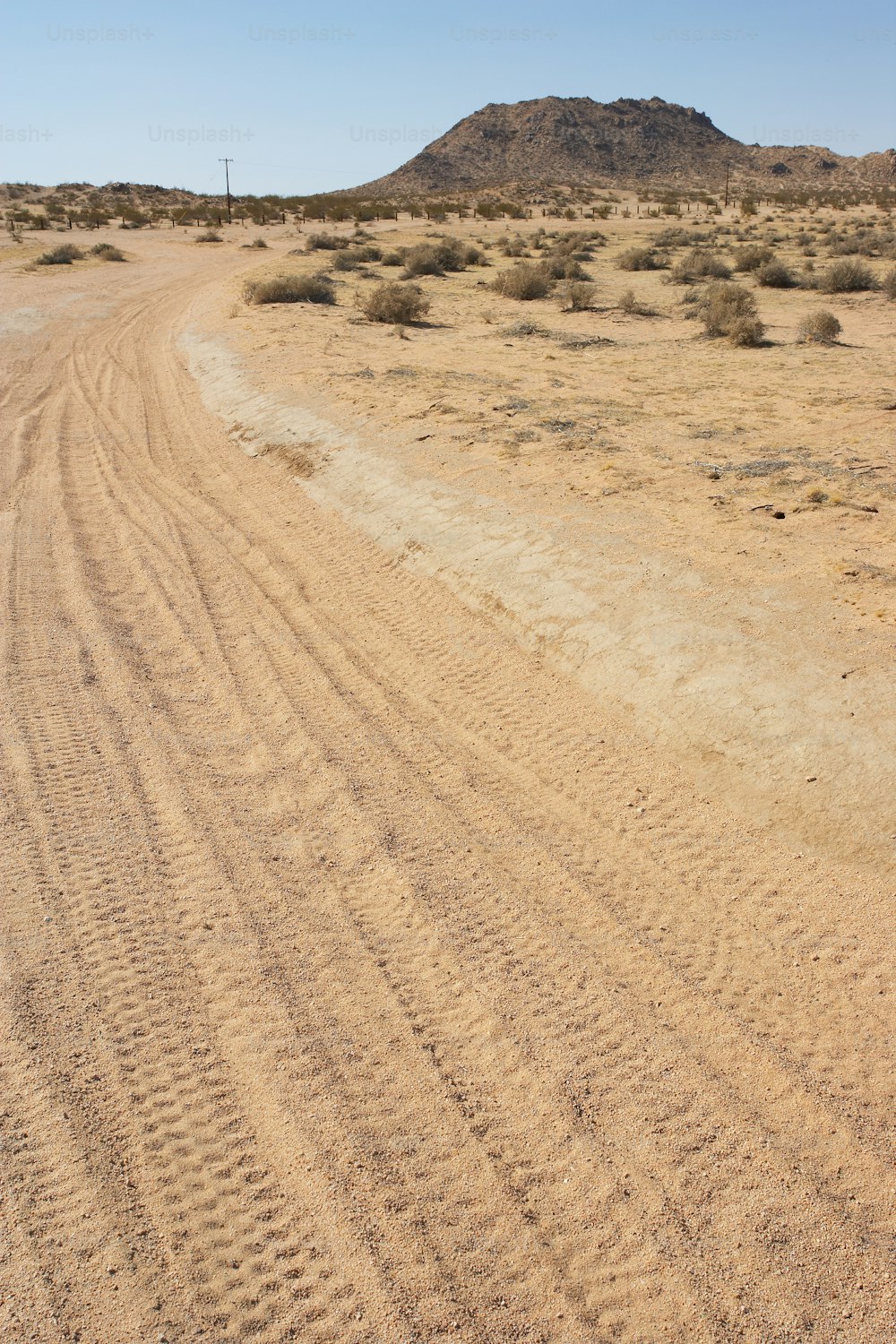 砂漠の真ん中にある未舗装の道路