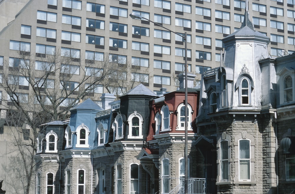 Una hilera de edificios antiguos con una torre del reloj