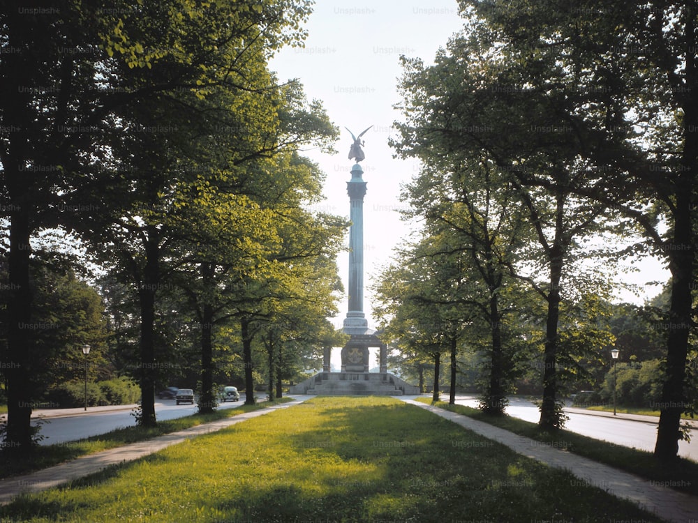 Un monumento en un parque rodeado de árboles