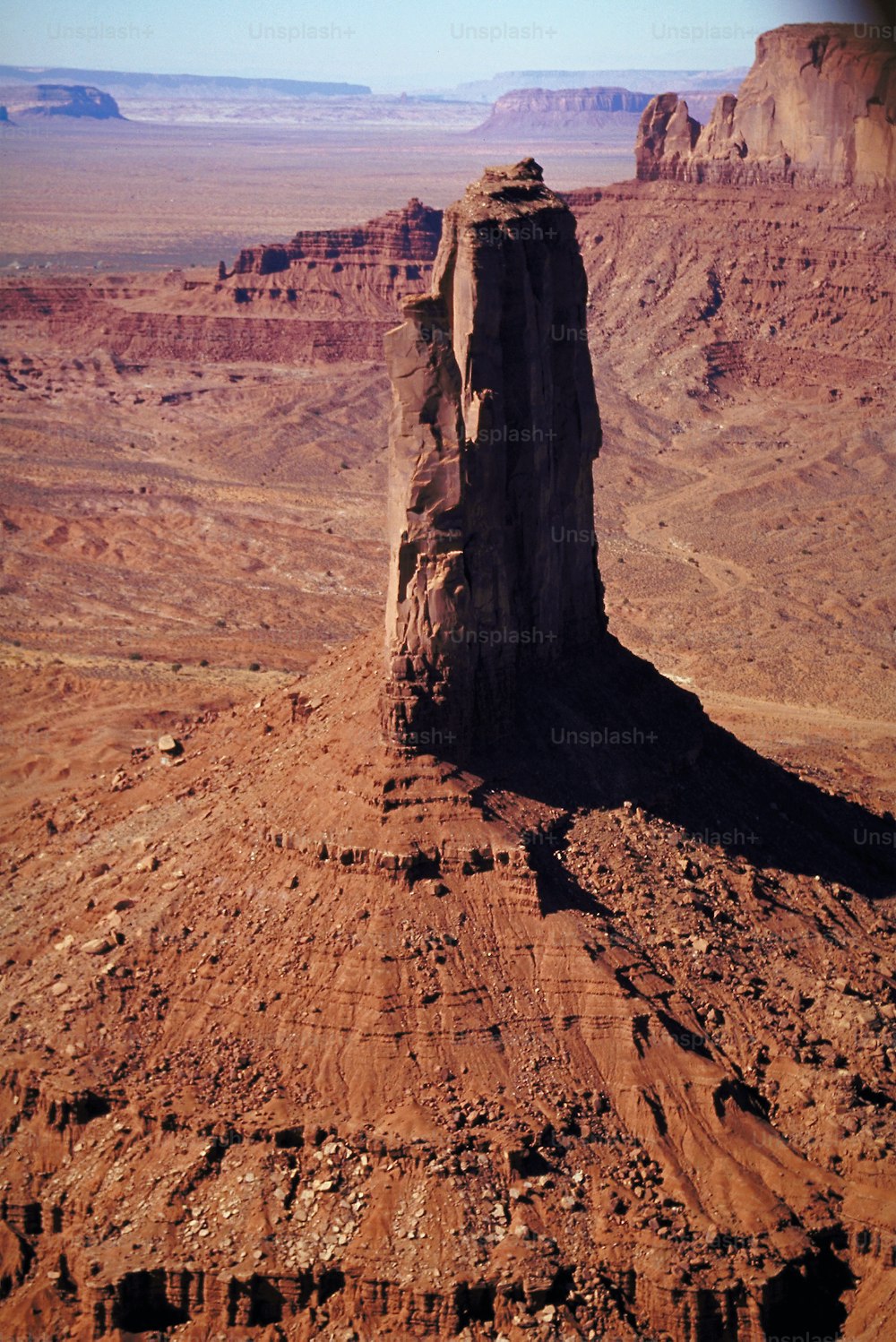 Ein großer Felsen mitten in der Wüste