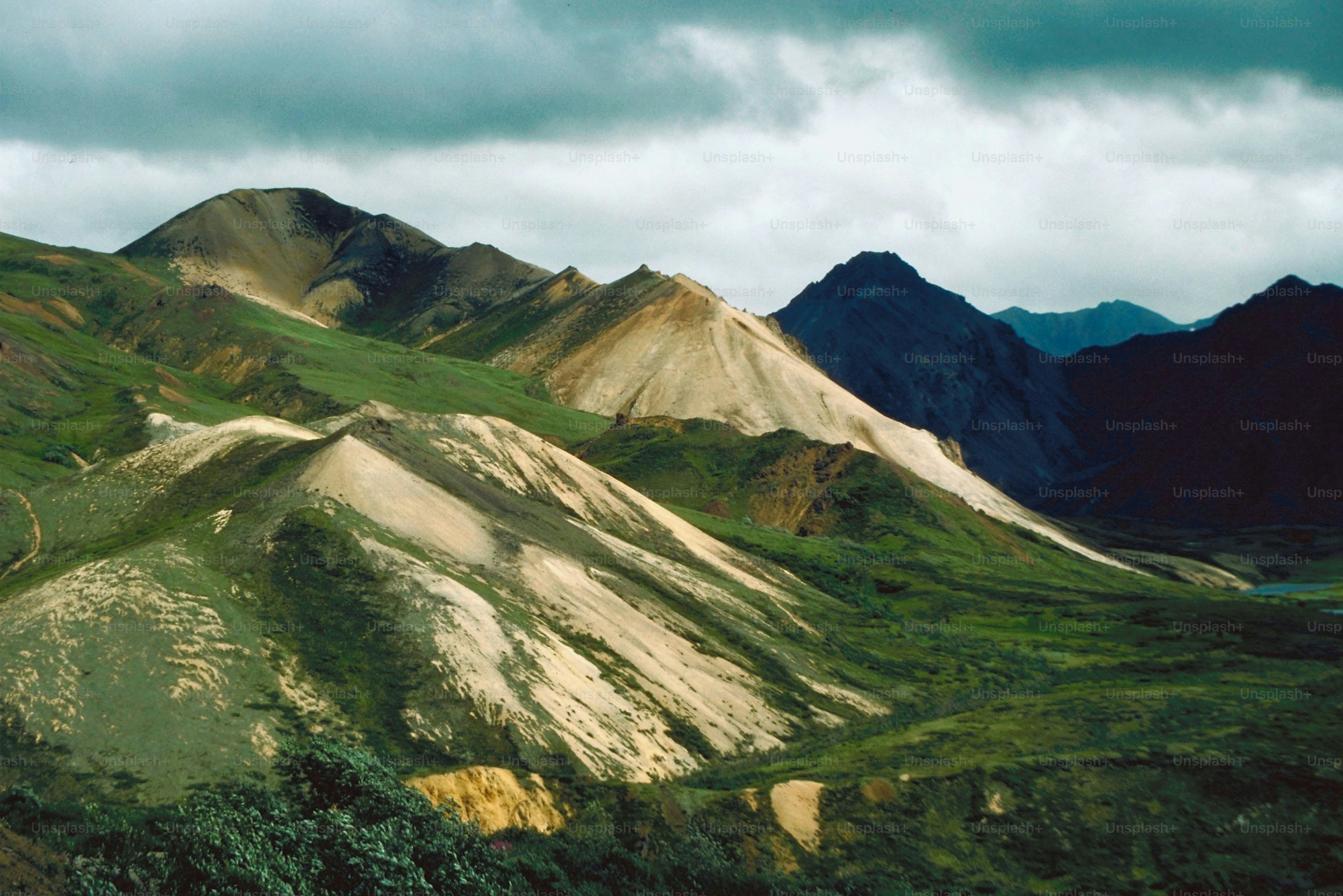 Blick auf eine Bergkette mit bewölktem Himmel