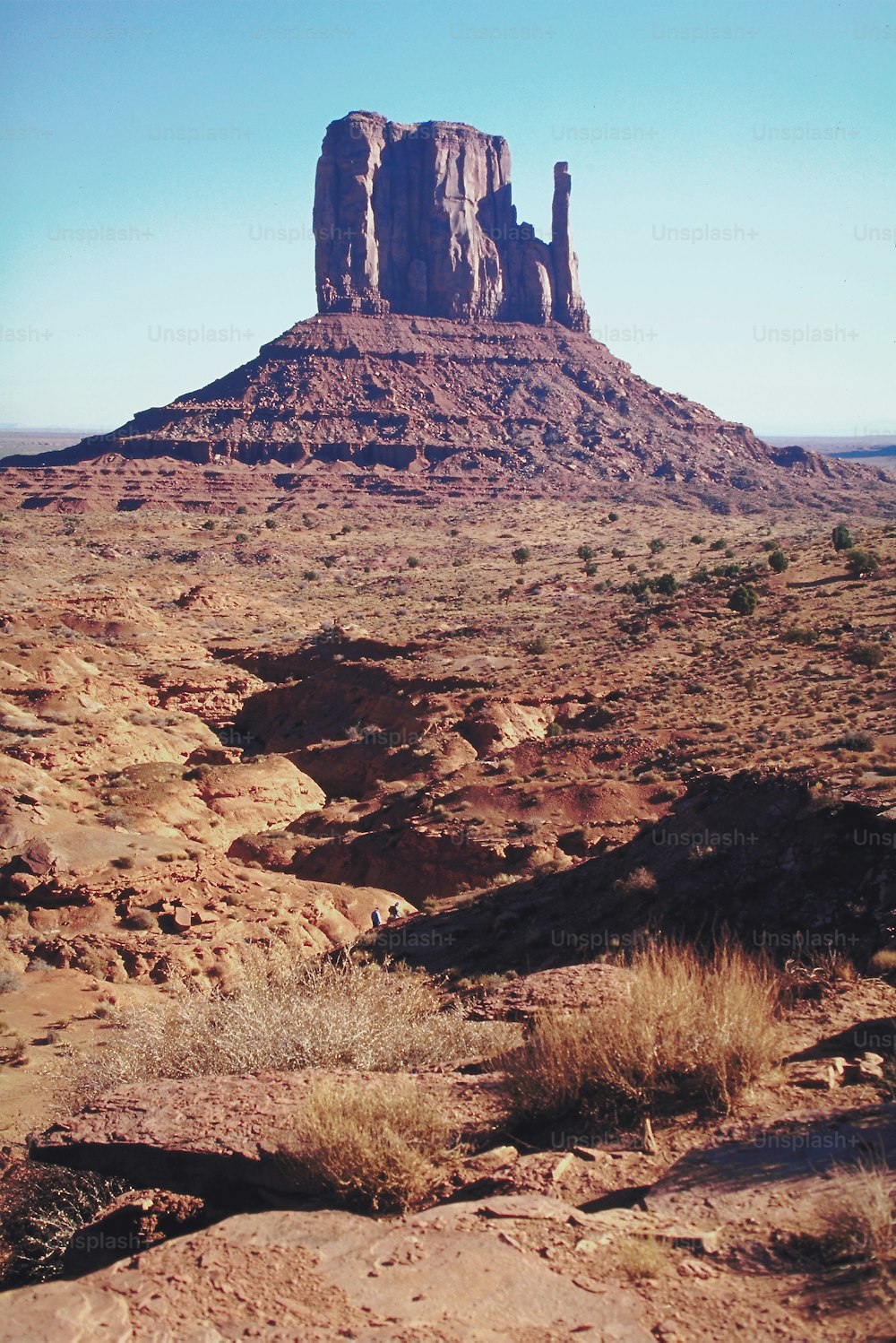 Eine große Felsformation mitten in der Wüste