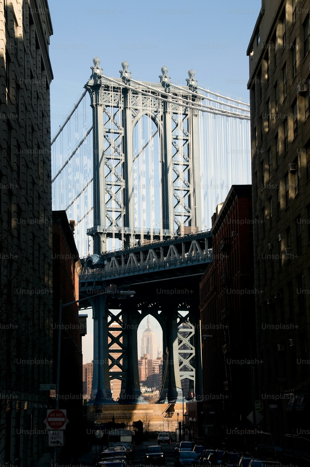 Vue d’un pont au-dessus d’une rue de la ville