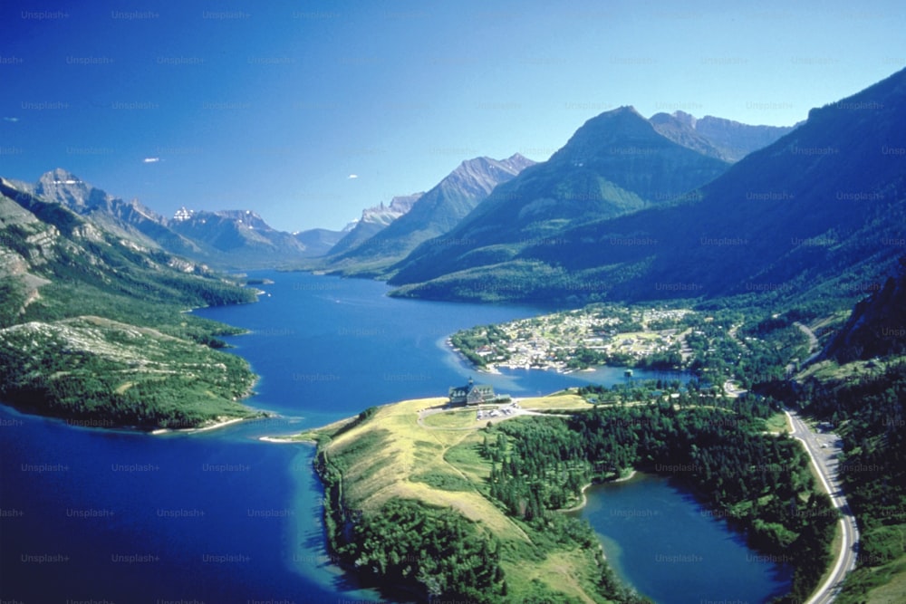Vista aérea de um lago cercado por montanhas