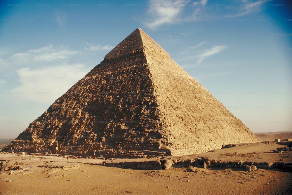 Una grande piramide nel mezzo di un deserto