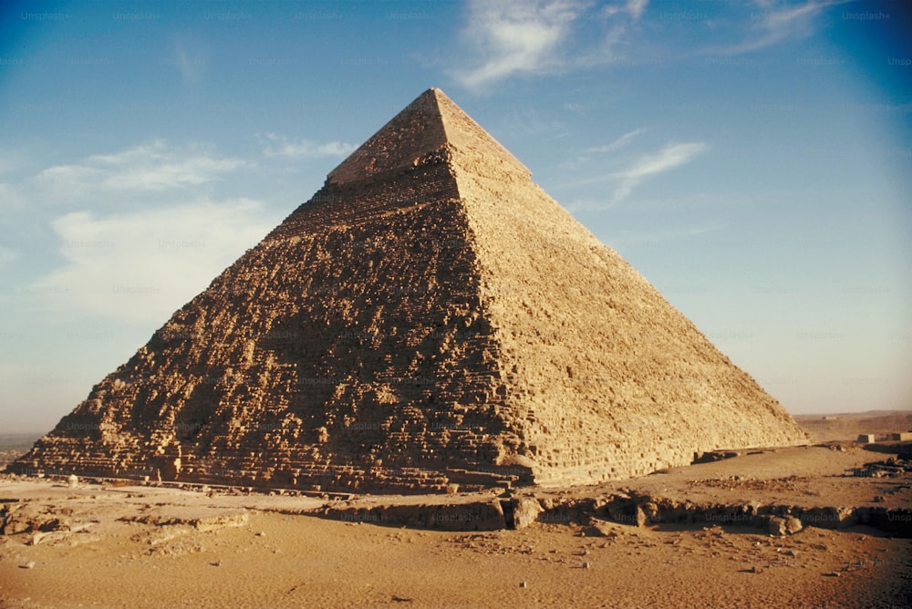 uma grande pirâmide no meio de um deserto