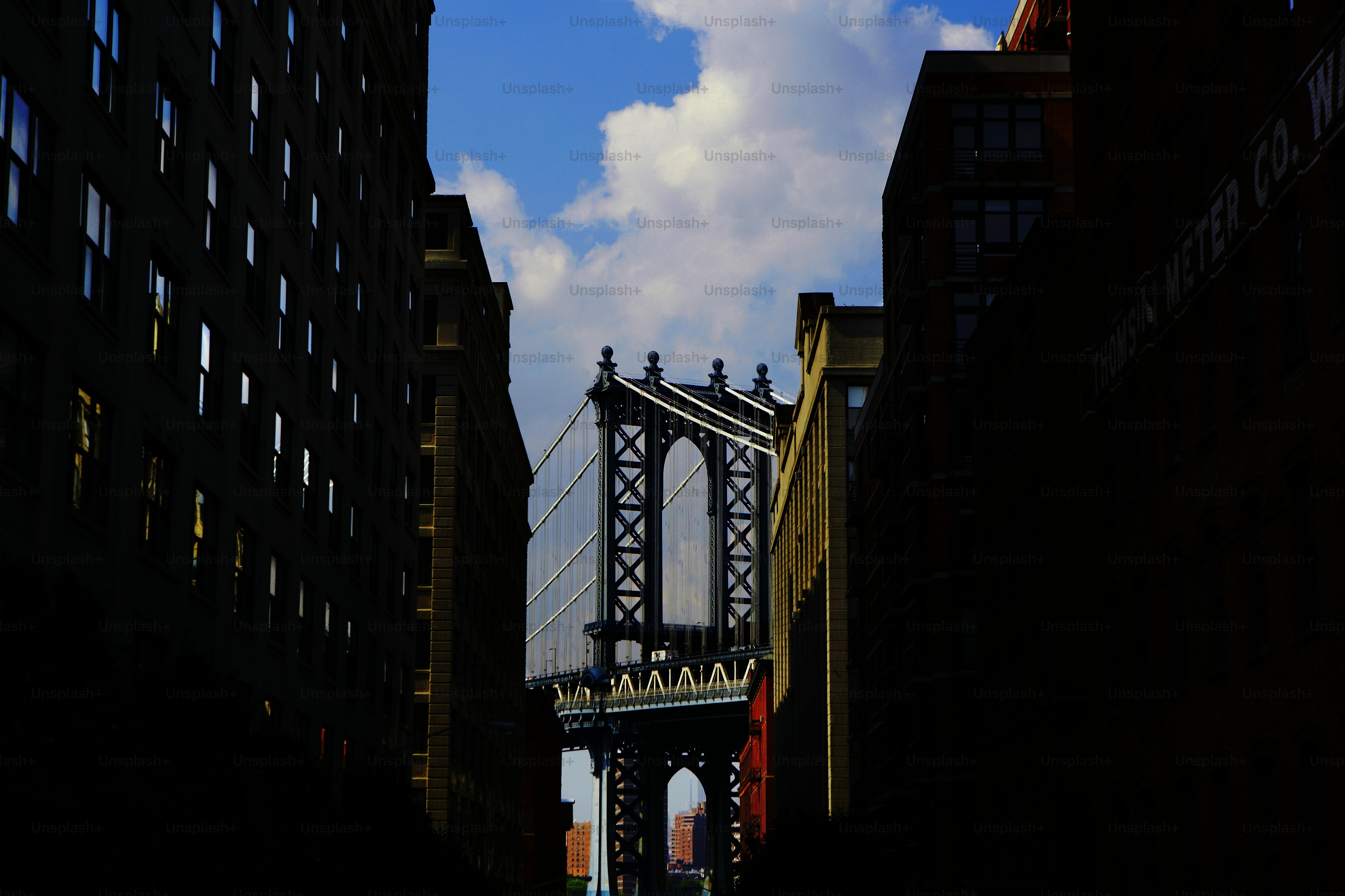 Una vista de un puente desde una calle en una ciudad
