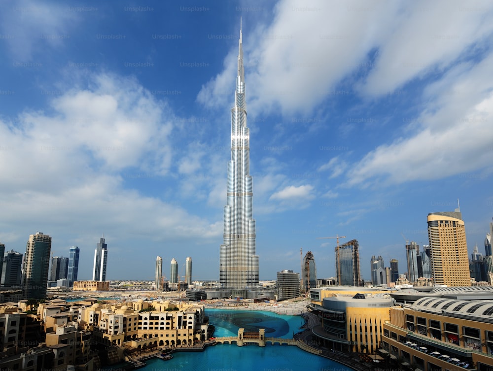 Plan grand angle du centre-ville de Dubaï avec le plus haut bâtiment du monde, le Dubai Burg de plus de 800 mètres de haut