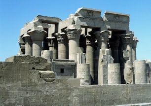 una gran estructura de piedra con columnas y tallas en ella